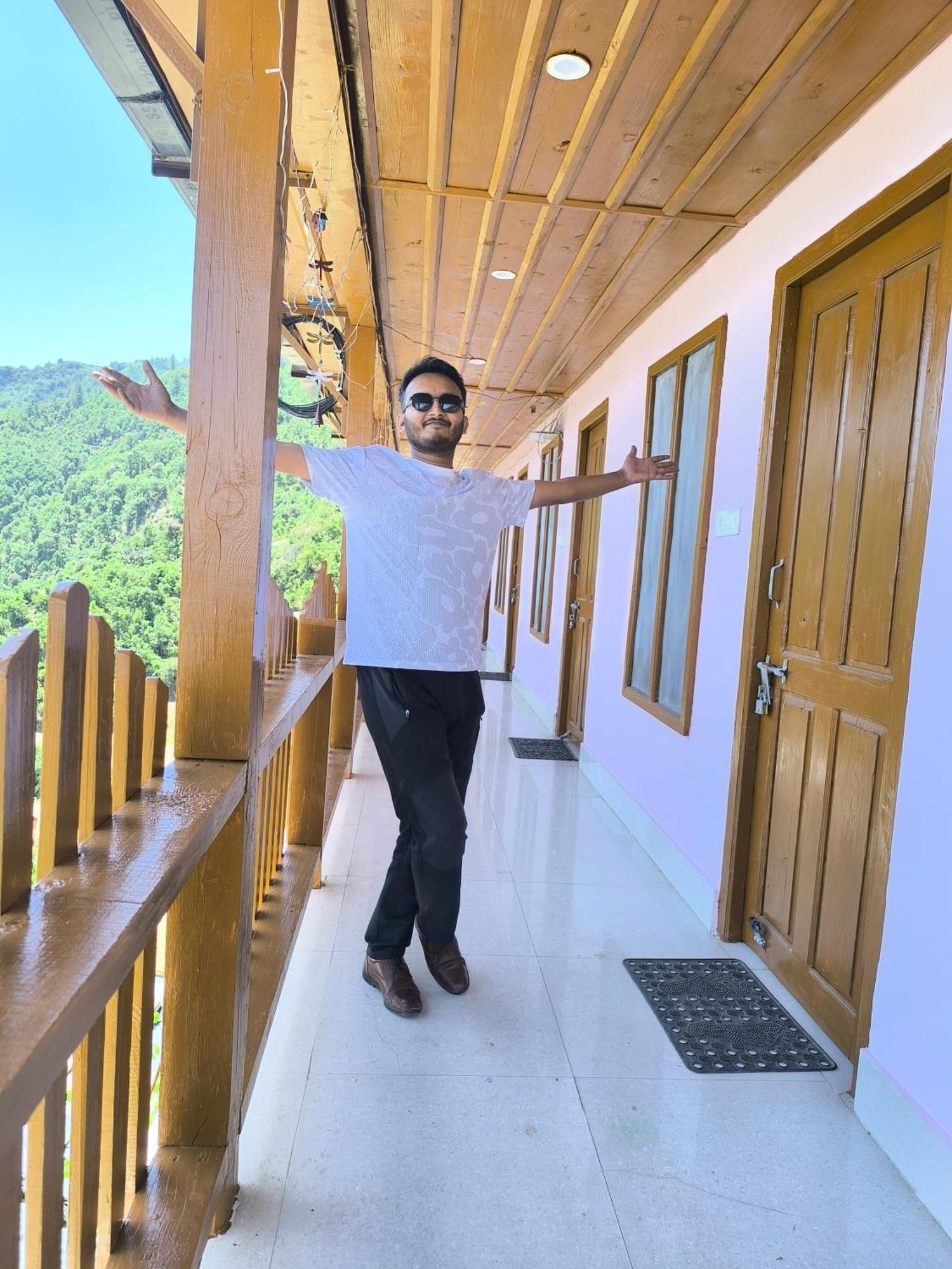 Veda Inn Chakrāta Exterior foto